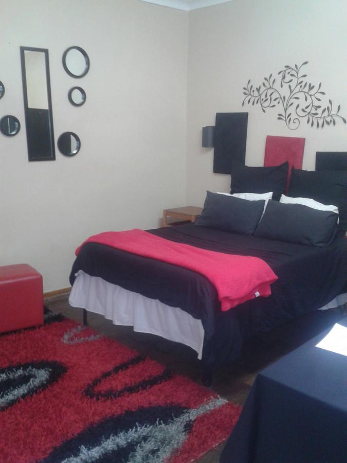 Larona Inn Mafikeng Exterior foto